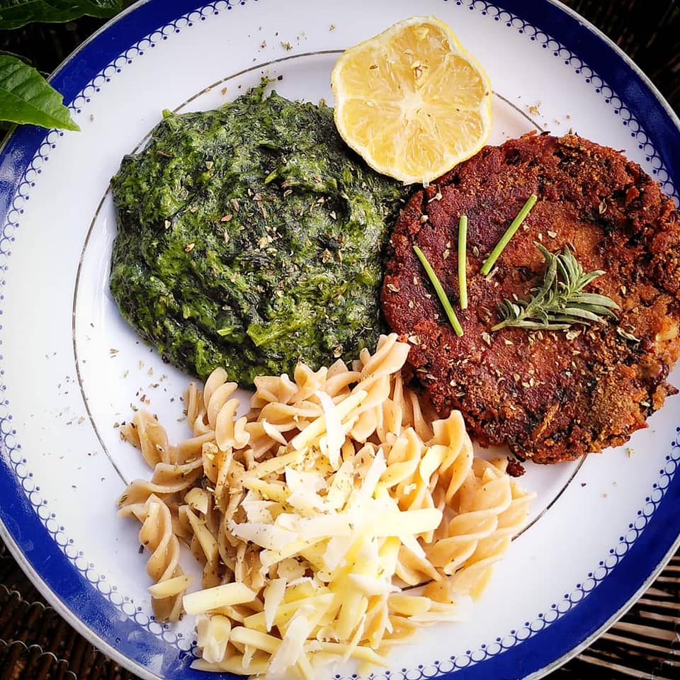 Burguer  de feijão azuki  com  esparregado de nabiças