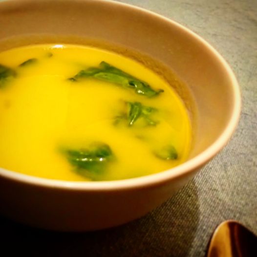 Sopa de abóbora e espinafres