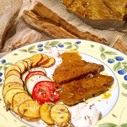 Rosbife de Seitan com batata frita às rodelas