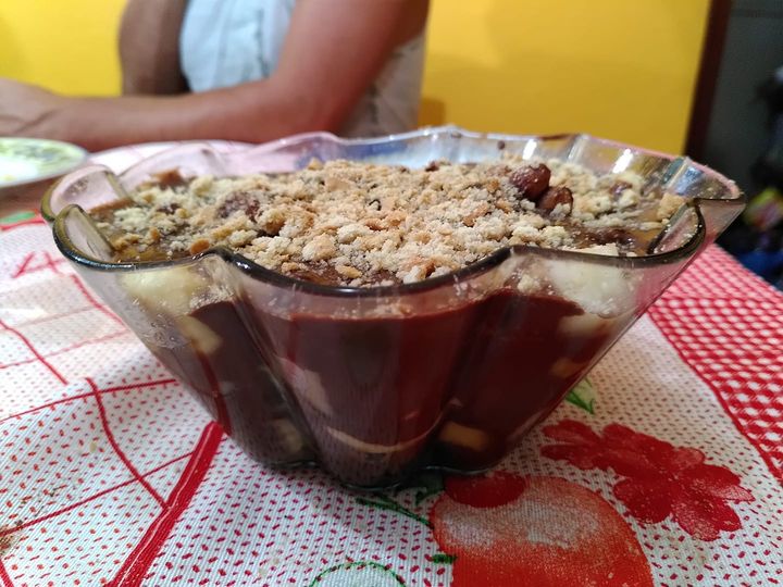 Salada de frutas em calda de chocolate