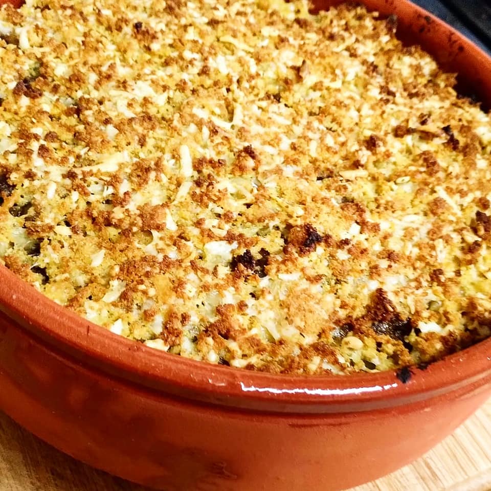 Tofu à Gomes de Sá com manjericão e limão em crosta de broa de milho