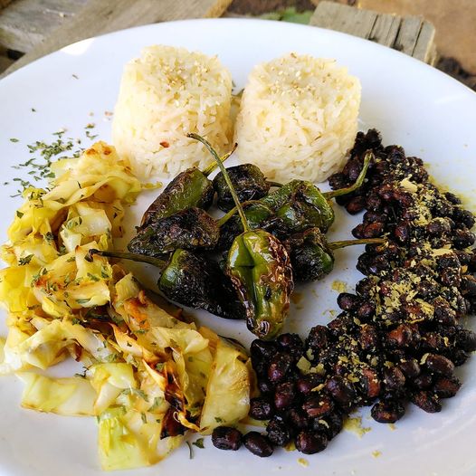 Feijão de soja preto com pimentos Padrón