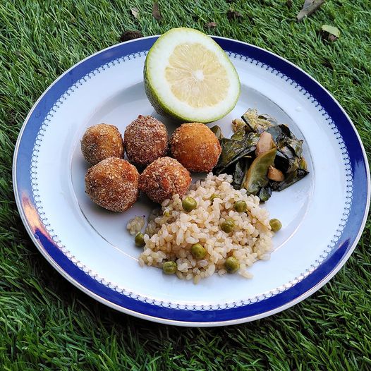 Bolinhas de grão crocantes e arroz de ervilhas
