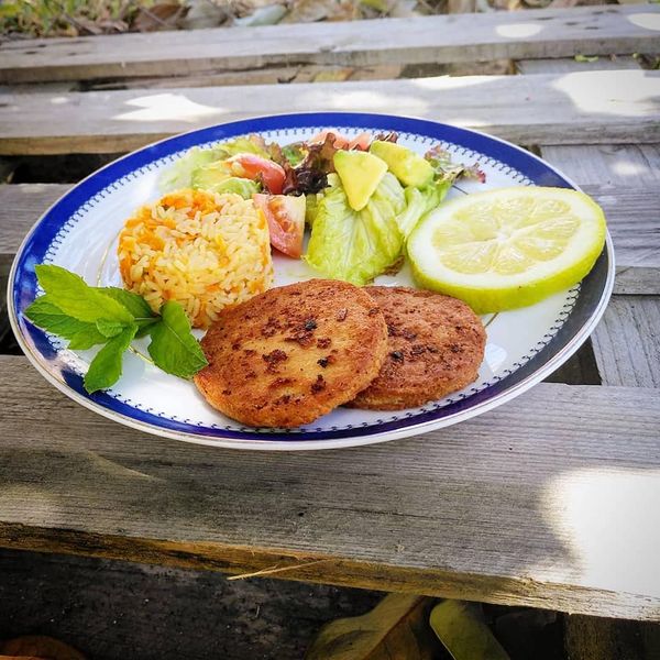 Hambúrguer com arroz de cenoura 