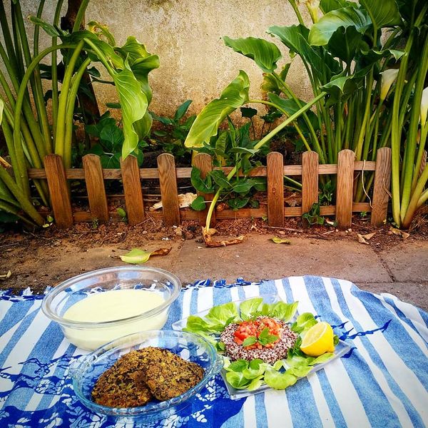 Hambúrguer de feijão , com creme de ervilhas e salada de quinoa