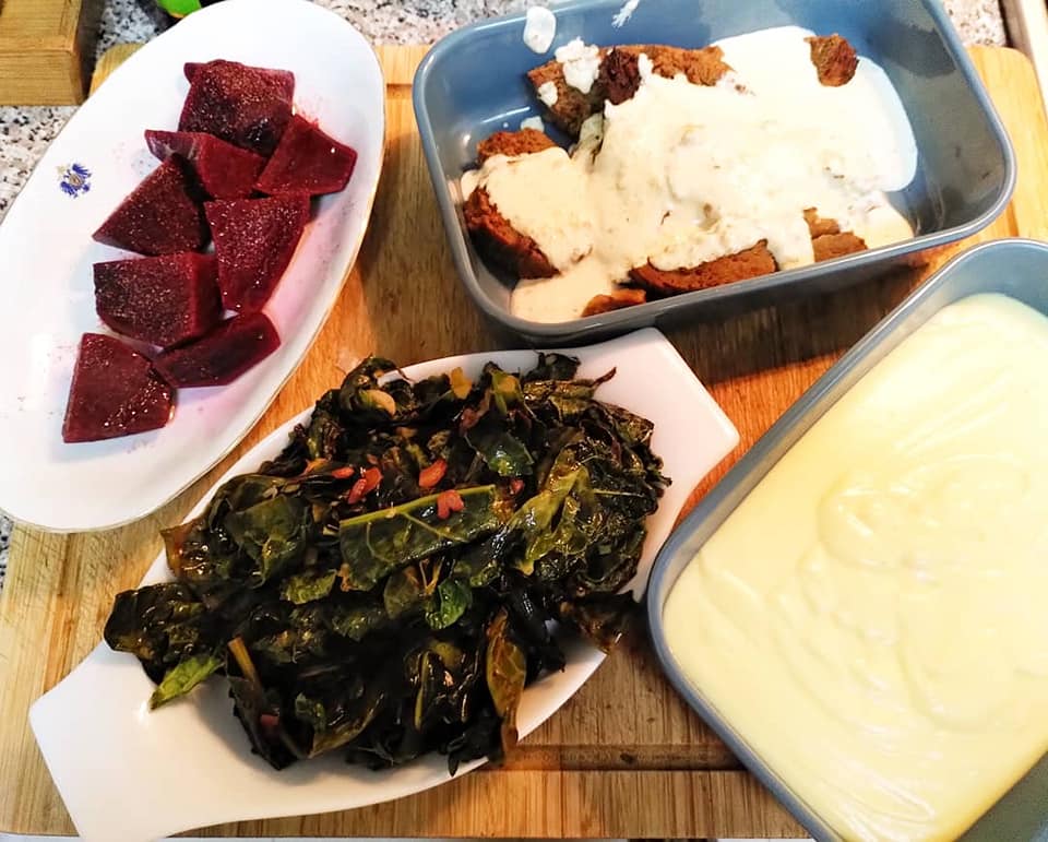 Seitan com molho de natas , puré, grelos e morcela de beterraba