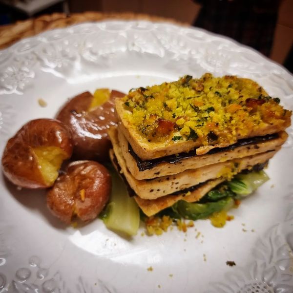 Postas de tofu com Broa de Natal com batatinha a murro e grelos ou couve