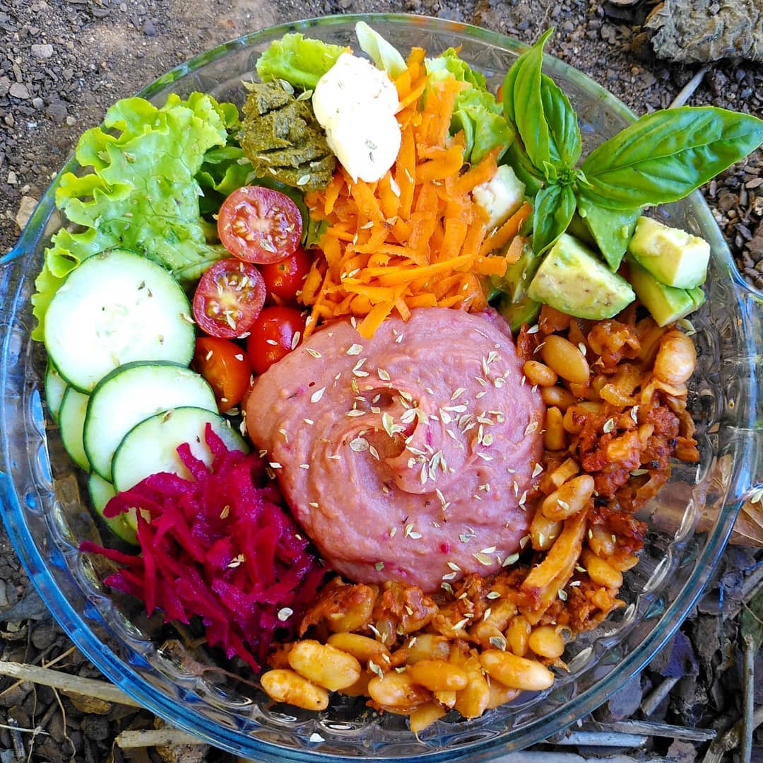 Feijão salteado com puré de beterraba e batata doce