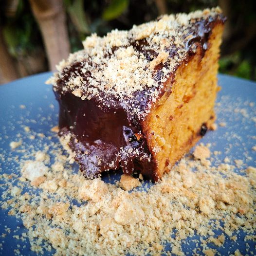Bolo de cenoura com cobertura de chocolate