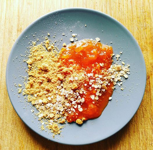 Dióspiro com aveia e bolacha