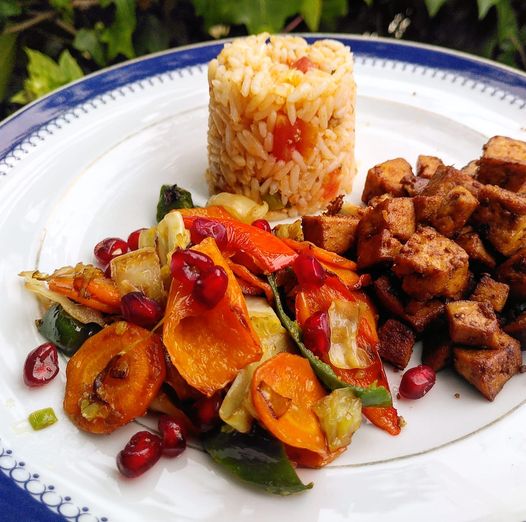 Tofu frito com arroz de tomate e legumes com romã