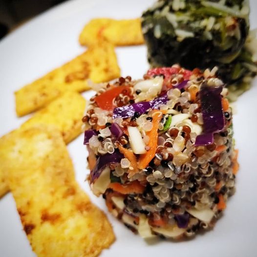 Tofu crocante com arroz de grelos e salada de  quinoa