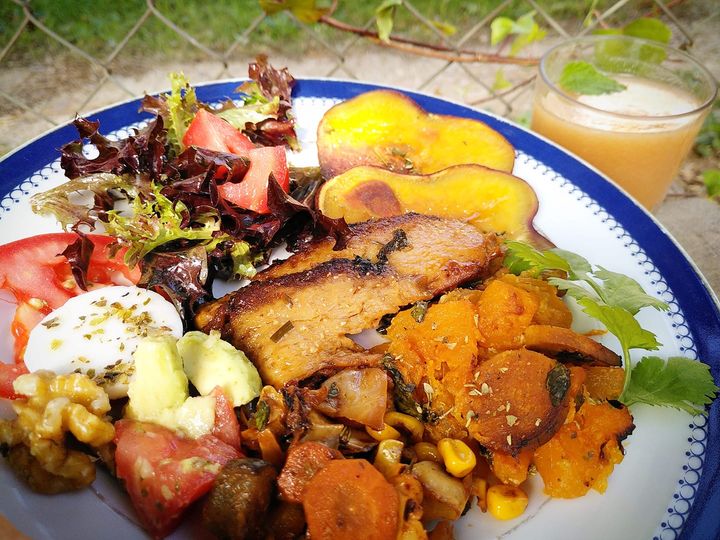 Bifan e abobora no forno com chips de batata doce, legumes salteados e salada