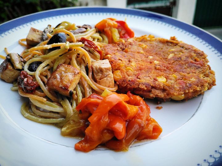 Burguer de feijão manteiga e milho com salada de pimentos